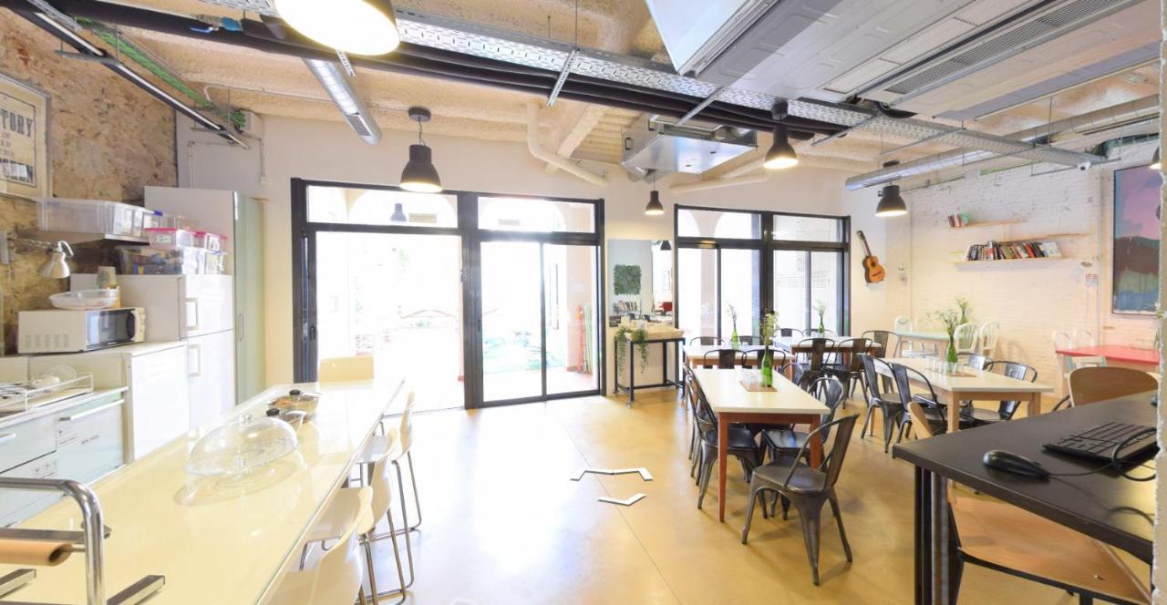 Ten To Go Hostel บาร์เซโลนา ภายนอก รูปภาพ